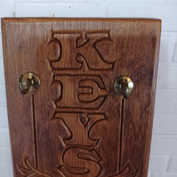 Vintage Key carved wall hanger - Picture 2 of 5